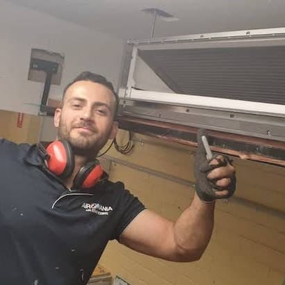 Airomania technician carrying out an annual air conditioning service